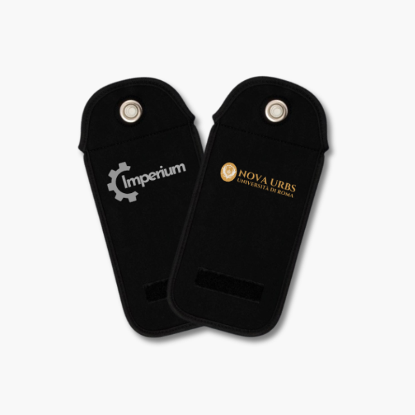Due custodie nere Clic Off personalizzate con loghi custom