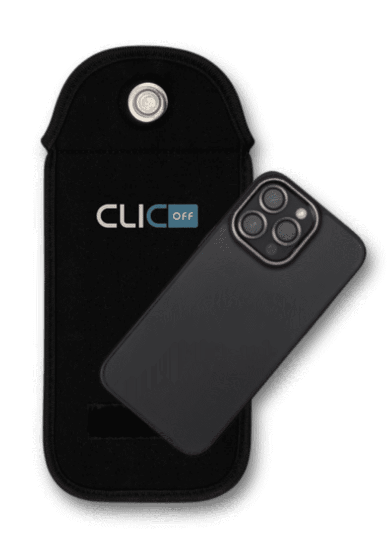 Dettaglio della custodia Clic Off con telefono inserito