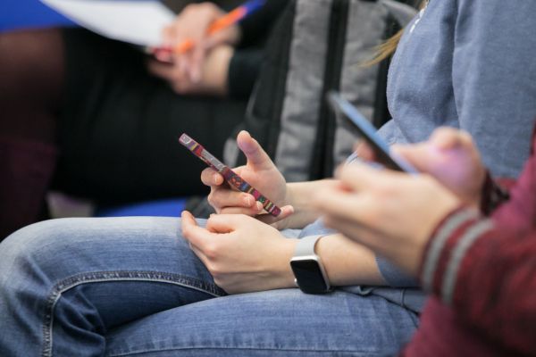 Studenti distratti dall'utilizzo di smartphone durante una lezione