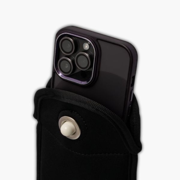 Custodia Clic Off con telefono inserito, sistema magnetico chiaramente visibile