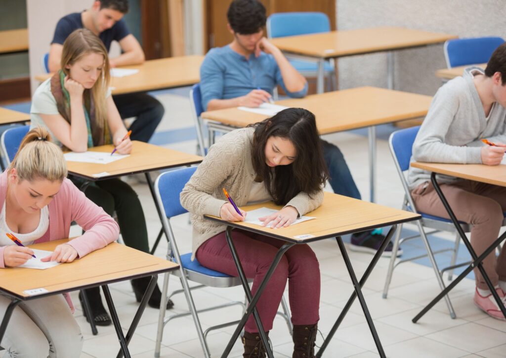 Aula scolastica con studenti impegnati in una prova scritta
